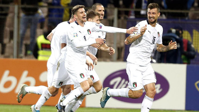 Los futbolistas de Italia celebran el gol de Acerbi.