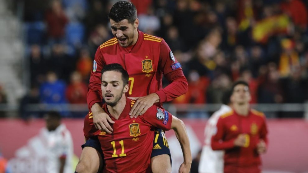 Sarabia y Morata celebran el cuarto tanto de España.