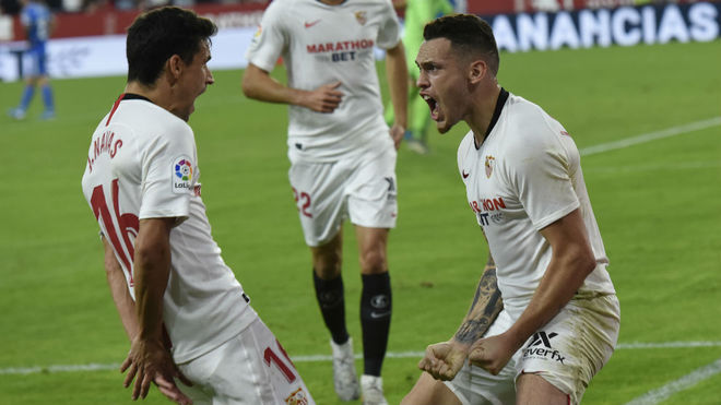 Jesús Navas y Ocampos celebran un gol con el Sevilla.