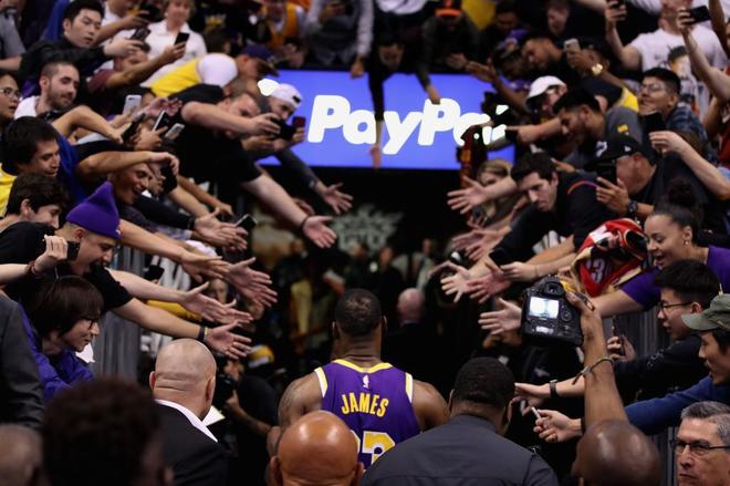 Una imagen para la historia: la aficin de los Suns rendida a LeBron...