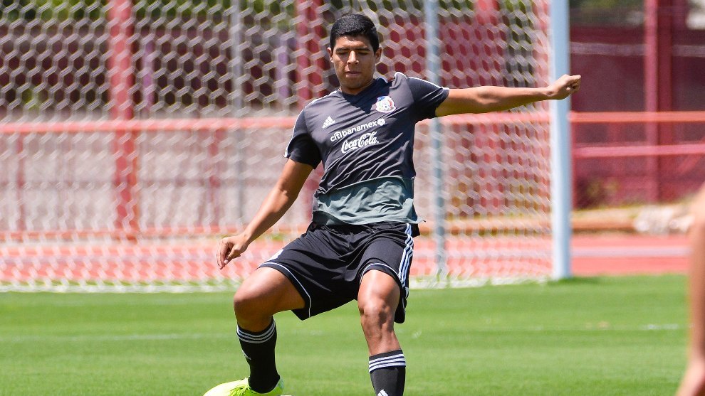 Víctor Guzmán durante un entrenamiento de la selección mexicana.