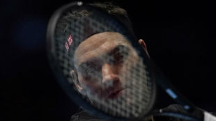Federer, tapado por la raqueta