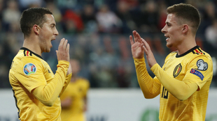 Eden Hazard y Thorgan Hazard celebran uno de los goles de Blgica a...