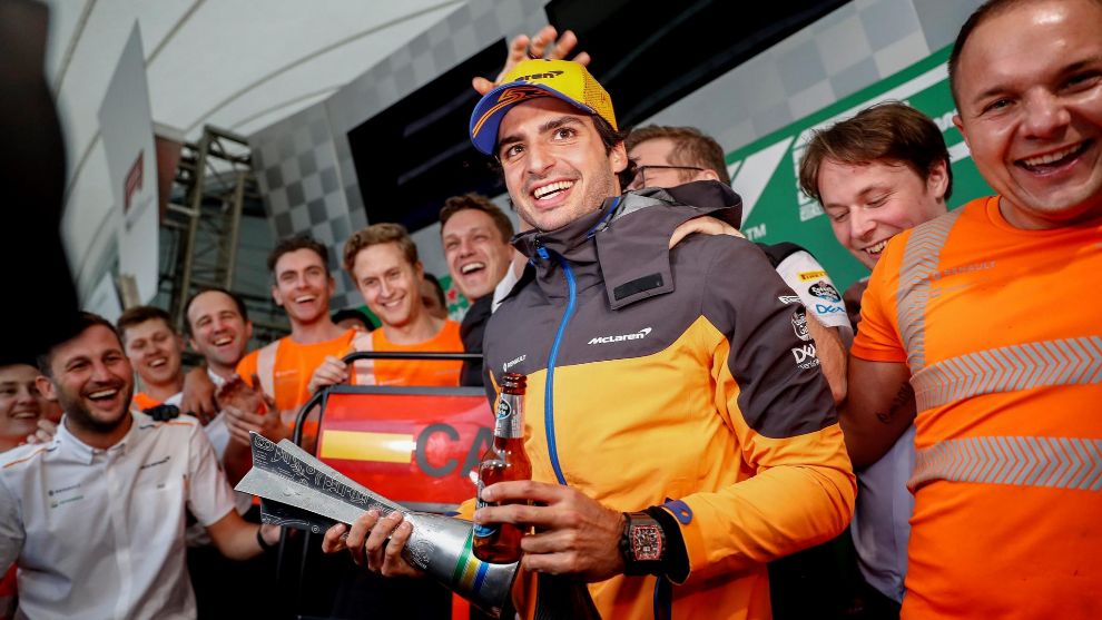 Carlos Sainz celebra el podio con su equipo.