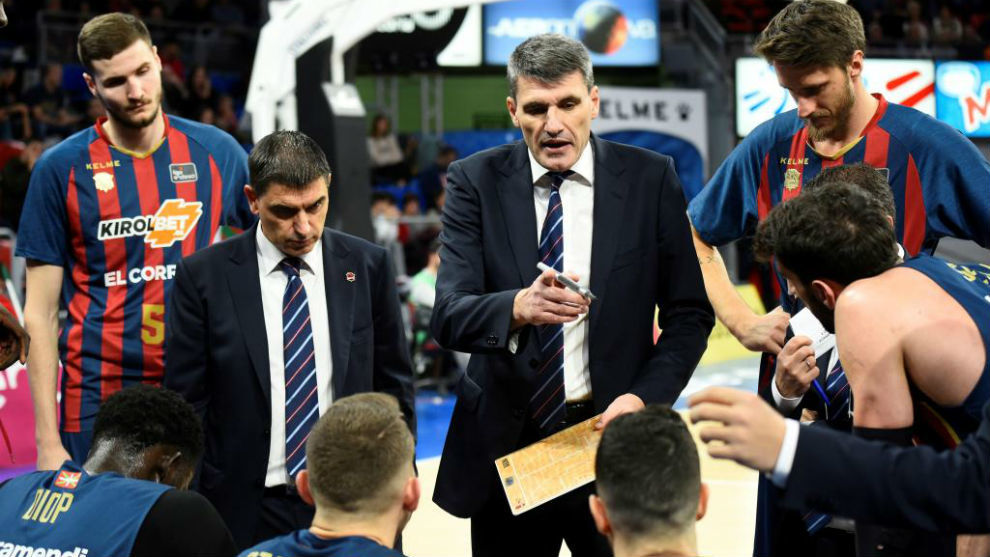 Velimir Perasovic da instrucciones a los jugadores del Baskonia.