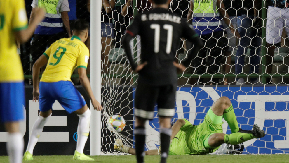 Kaio Jorge marcó el penalti a favor de Brasil.