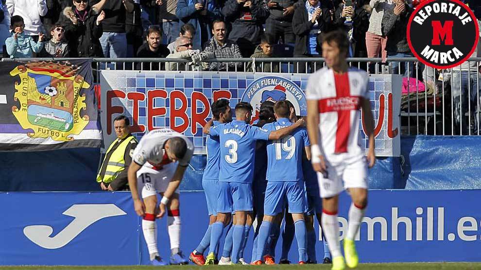 Los jugadores del Fuenlabrada celebran uno de sus tres goles al Huesca