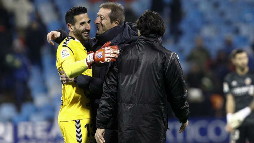 Tomeu y Ramis se abrazan tras el partido en Zaragoza.