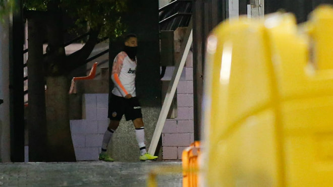 Rodrigo reaparece en el entrenamiento de este lunes en Paterna.