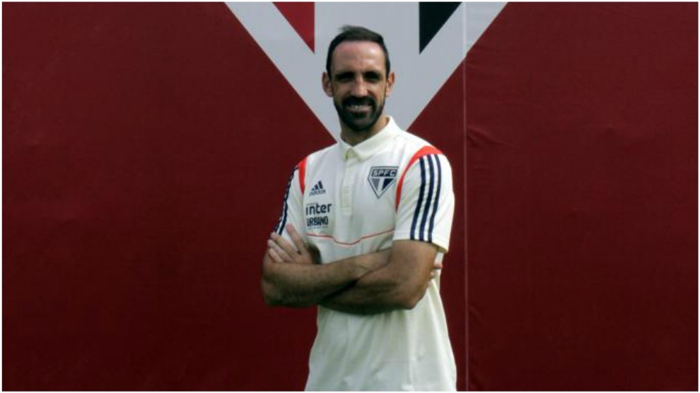 Juanfran poses for MARCA in front of Sao Paulo&apos;s badge.