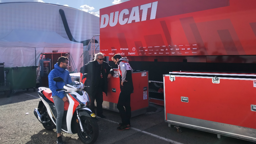 Zarco, en el box de Ducati.