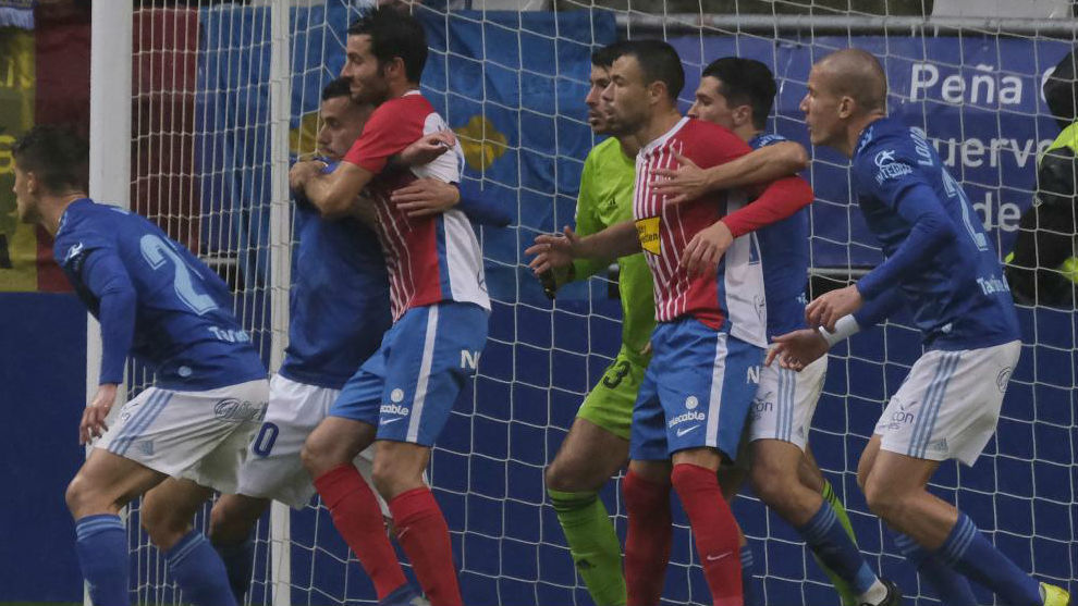 La defensa del Oviedo defiende en un crner del derbi del domingo.
