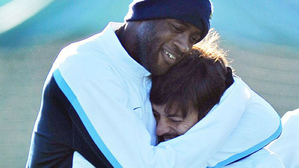 Yaya Touré bromea con Silva durante un entrenamiento con el City.