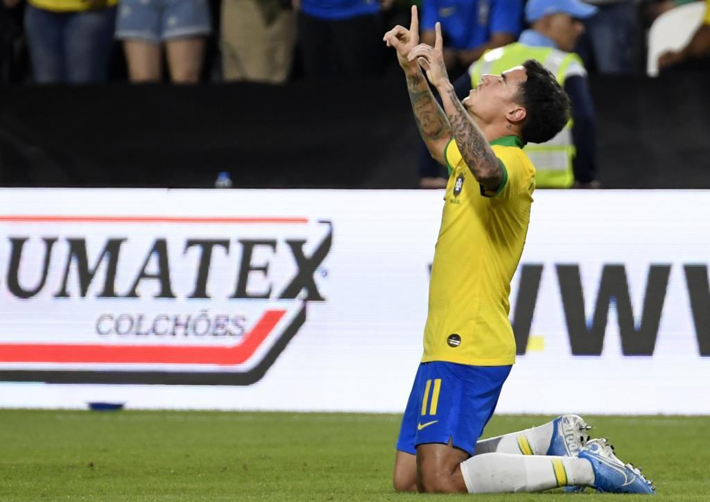 Philippe Coutinho celebra su gol de falta contra Corea del Sur.
