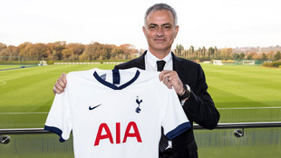 Mourinho posa con la camiseta del Tottenham.