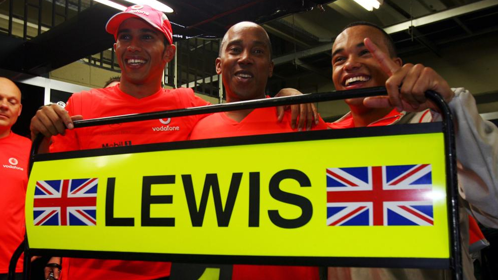 Lewis Hamilton celebra con su padre y con su hermano su ttulo en...