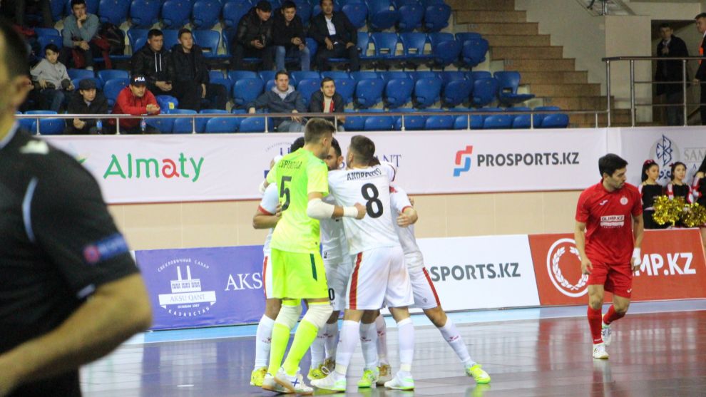 Los jugadores de ElPozo Murcia celebran uno de sus goles del partido.