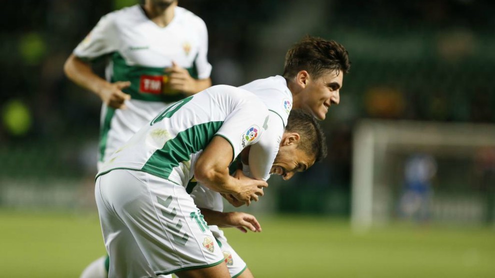 Gonzalo Villar celebra un gol con su compaero Fidel
