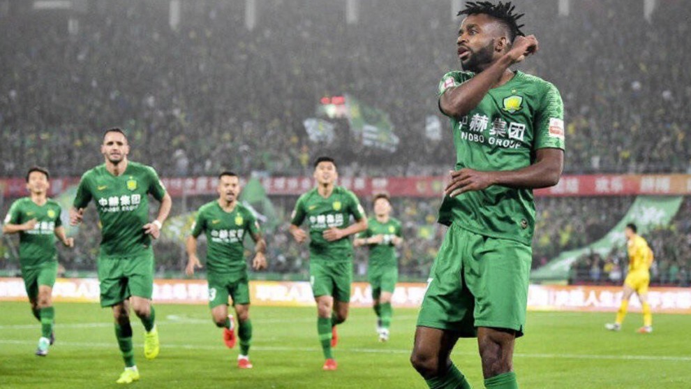 Bakambu celebra un gol con el Beijing Guoan