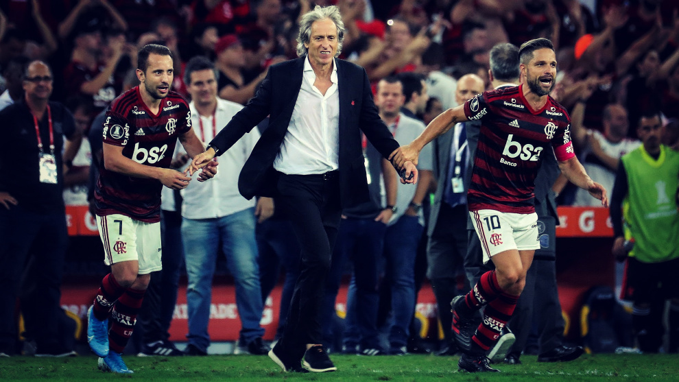 Entrenador de Flamengo Jorge Jess (c), celebra con Everton Ribeiro (i) y Diego (d) al vencer a Gremio 5-0 y pasar a la final  de la Copa Libertadores.
