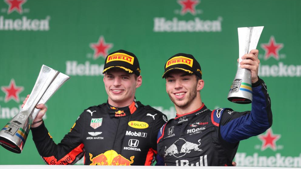 Max Verstappen y Pierre Gasly celebran su podio en Brasil.