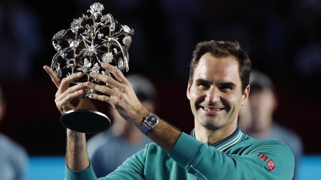 Roger Federer posa con el trofeo tras vencer a Zverev