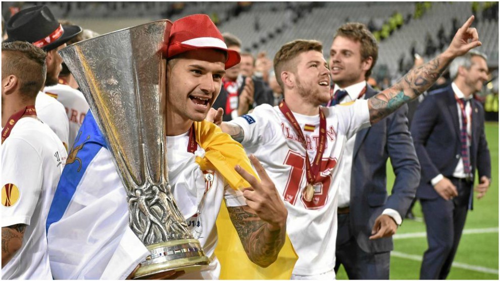 Vitolo poses with the Europa League title