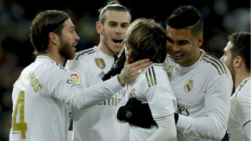 Los jugadores del Real Madrid celebran el gol de Modric ante la Real.