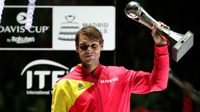 Rafa Nadal levanta el trofeo que le acredita como el jugador mejor...