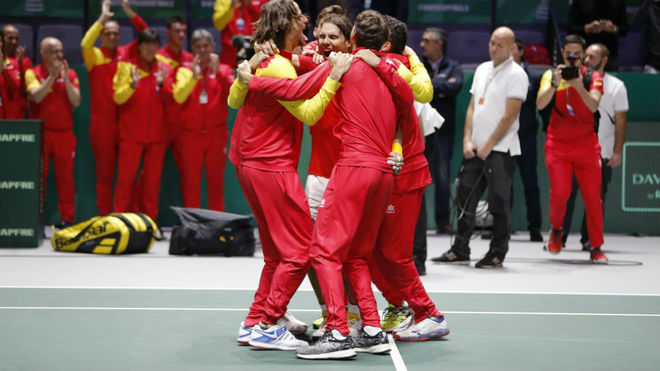 Los jugadores espaoles celebran la victoria en la Copa Davis