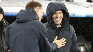 Zinedine Zidane se re durante el saludo con Tuchel.