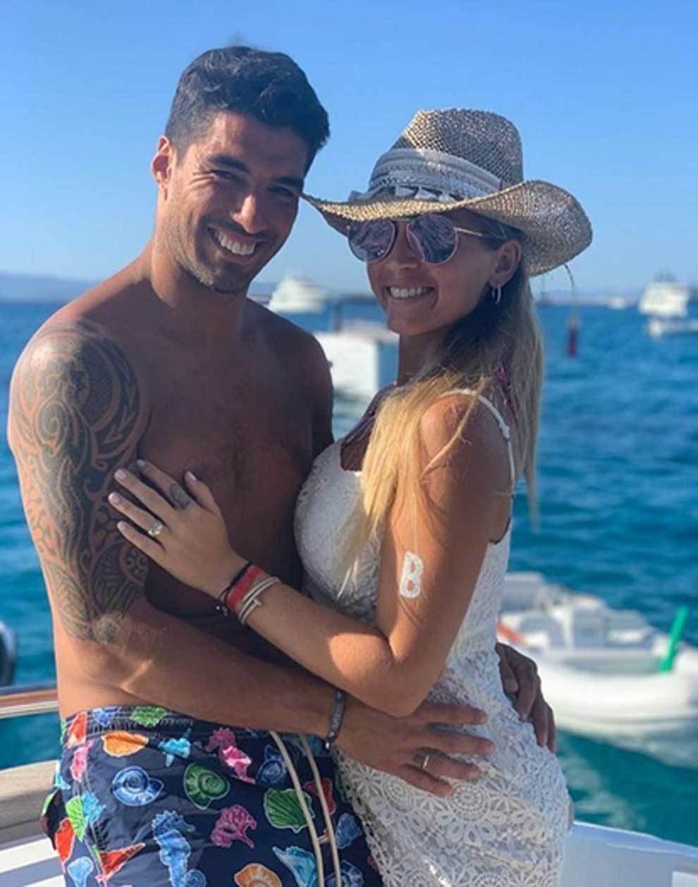 Barcelona Luis Suarez And Sofia Balbi s Passion As They Celebrate 