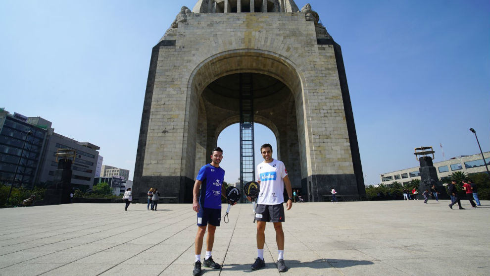 Sanyo Gutirrez y Fernando Belastegun, a los pies del Monumento de...