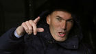 Zidane, en el banquillo del Bernabu antes del Madrid-PSG
