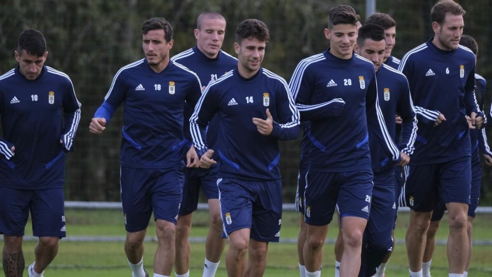 Los jugadores del Oviedo, durante un entrenamiento.