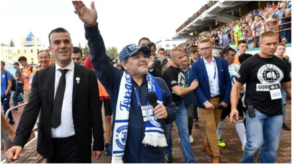 Diego Armando Maradona saluda a los aficionados