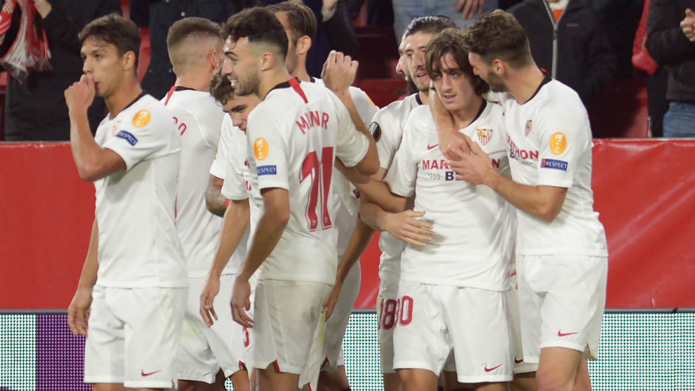 Los jugadores del Sevilla celebran un gol ante el Qarabag en la Liga...