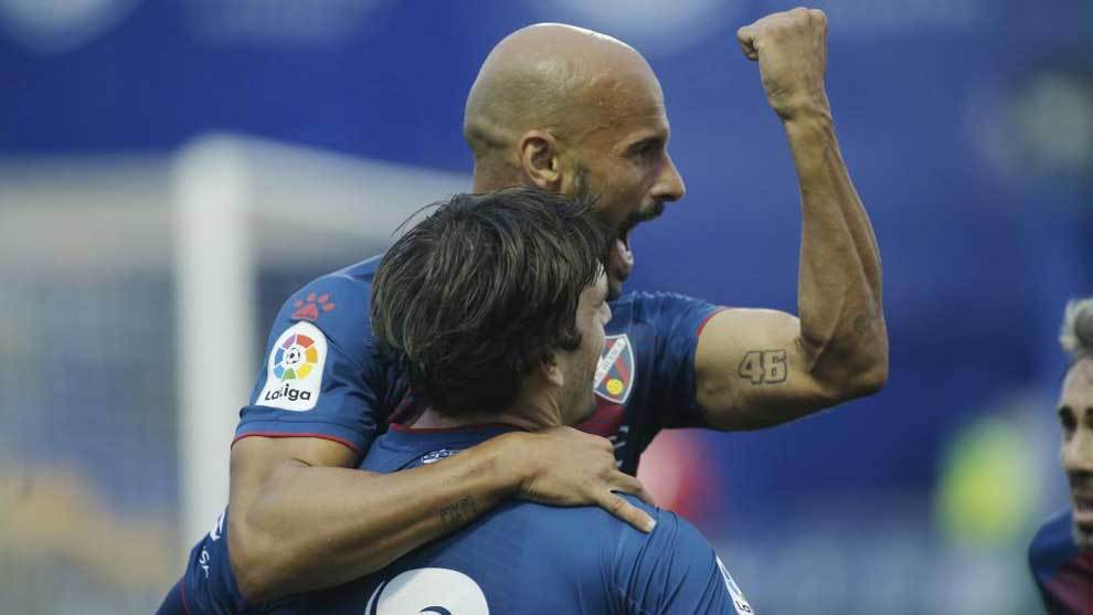 Mikel Rico celebra con Eugeni el segundo gol del Huesca en Santo...