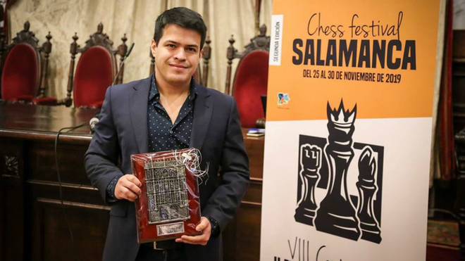 Eduardo Iturrizaga posa con el trofeo que le acredita como ganador.