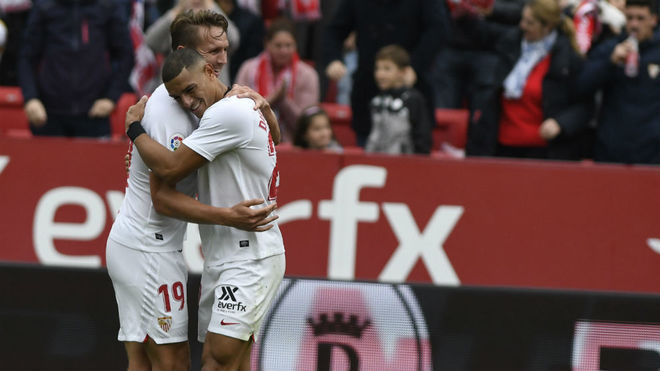 De Jong felicita a Diego Carlos por su gol.