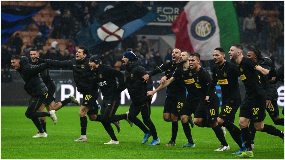 Los jugadores del Inter celebran por todo lo alto la victoria contra...