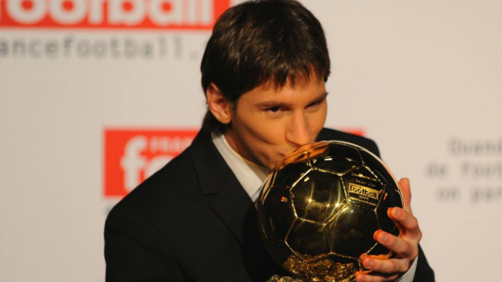 Messi besa el Balón de Oro, en 2009
