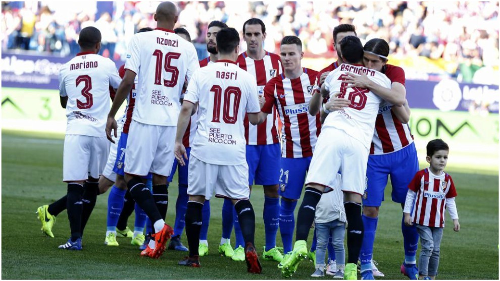 Los jugadores del Atltico y Sevilla se saludan en la temporada 16-17
