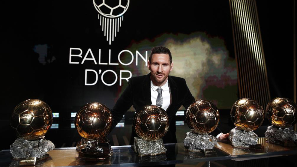 Messi posa con sus seis Balones de Oro