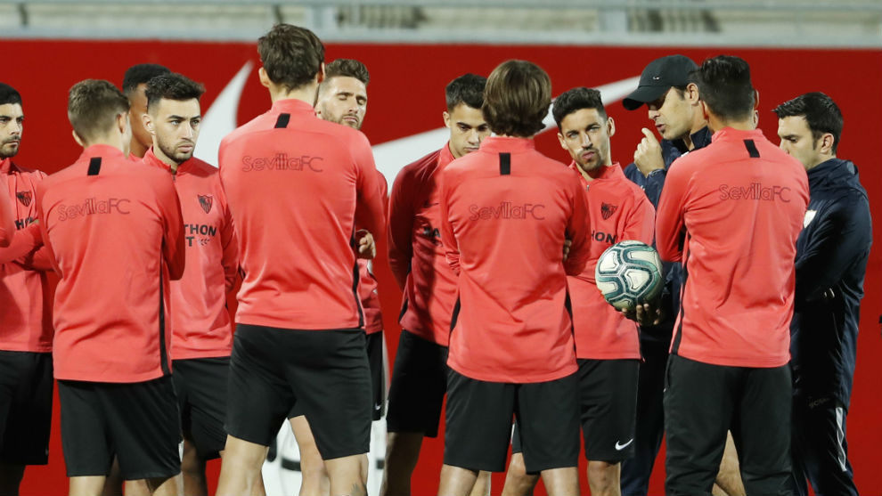 Los jugadores del Sevilla atienden a la charla de Lopetegui (53).