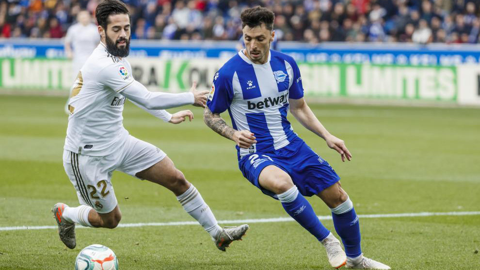 Ximo Navarro disputa un baln con Isco en el Alavs-Real Madrid