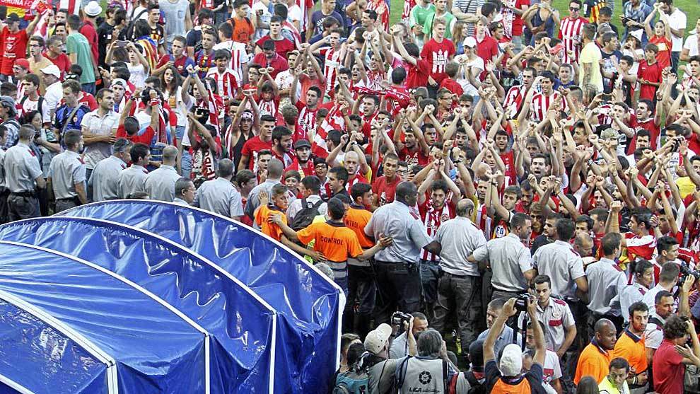 La aficin del Girona invadi el campo tras la decepcin de junio...