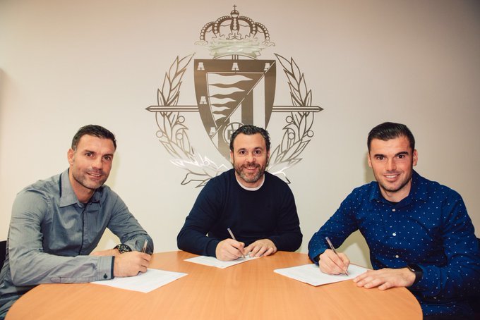 Sergio Gonzlez (44) firma su contrato junto a dos miembros de su...