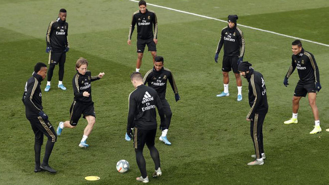 Los jugadores del Madrid, durante el entrenamiento