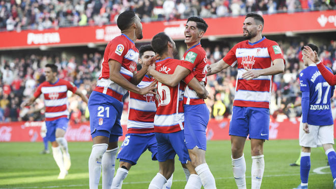 Los jugadores del Granada celebran uno de los goles.